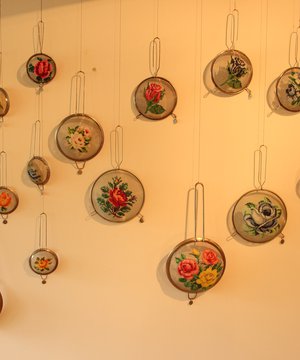 Sylvie Dissa, Un oeil aux portes, Forêt enchantée, L'Espinoa, Laura Neveu, passoires brodées